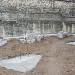 Καλλιθέα Πρεσπών – Γρανιτένια επιστήλια με τα ονόματα των 1500 νεκρών μαχητών του ΕΑΜ – ΕΛΑΣ – ΔΣΕ
